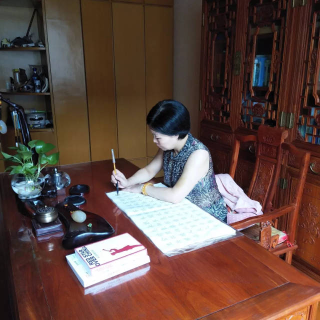 护士艳门照 护士医院应加强内部培训